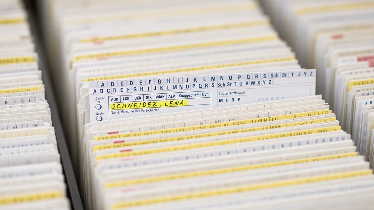 Karteikasten mit Karteikarten einer Arztpraxis