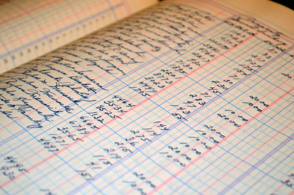 Altes Kontobuch mit handschriftlichen Einträgen